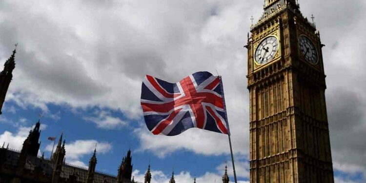 بريطانيا تعلن قرارها سحب بعض الموظفين وأقاربهم من سفارتها في أوكرانيا