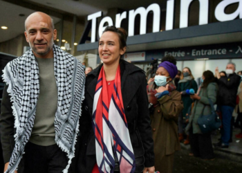 بعد “إجباره” على التنازل عن جنسيته المصرية.. رامي شعث يغادر القاهرة بعد الإفراج عنه وأنه وصل باريس