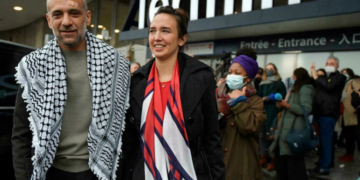 بعد “إجباره” على التنازل عن جنسيته المصرية.. رامي شعث يغادر القاهرة بعد الإفراج عنه وأنه وصل باريس