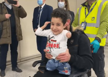 عائلة الطفل السوري مصطفى النزال تصل إلى إيطاليا