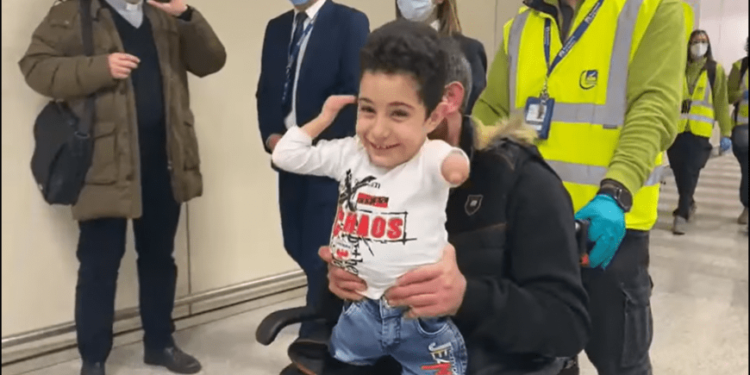 عائلة الطفل السوري مصطفى النزال تصل إلى إيطاليا