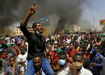 الآلاف يتظاهرون في السودان.. والمشهد السياسي يزداد تعقيدا ومجلس السيادة يتجه نحو تشكيل حكومة كفاءات.. والجامعة العربية تدعو إلى حوار
