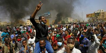 الآلاف يتظاهرون في السودان.. والمشهد السياسي يزداد تعقيدا ومجلس السيادة يتجه نحو تشكيل حكومة كفاءات.. والجامعة العربية تدعو إلى حوار