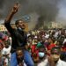 الآلاف يتظاهرون في السودان.. والمشهد السياسي يزداد تعقيدا ومجلس السيادة يتجه نحو تشكيل حكومة كفاءات.. والجامعة العربية تدعو إلى حوار