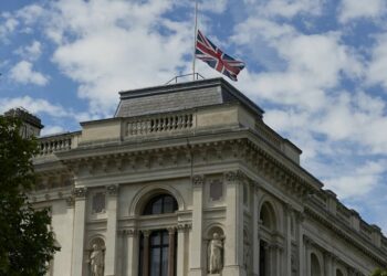 بعد أمريكا.. بريطانيا تحث رعاياها على “مغادرة أوكرانيا فورًا” وسط مخاوف من غزو روسي محتمل للبلاد