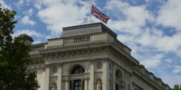 بعد أمريكا.. بريطانيا تحث رعاياها على “مغادرة أوكرانيا فورًا” وسط مخاوف من غزو روسي محتمل للبلاد