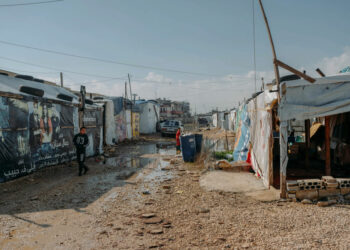 زعيم الدولة الإسلامية وأسرته عاشوا في مكان ناء مكتظ بالنازحين في سوريا  ولم يلحظهم أحد بسبب عزلتهم￼￼