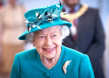 ملكة بريطانيا تتسلم رسائل ولوحات فنية من مواطنيها إحتفالا باليوبيل البلاتيني