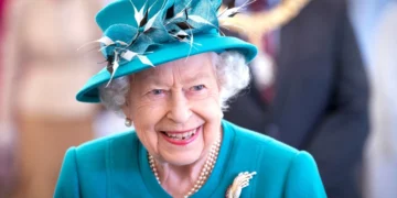 ملكة بريطانيا تتسلم رسائل ولوحات فنية من مواطنيها إحتفالا باليوبيل البلاتيني