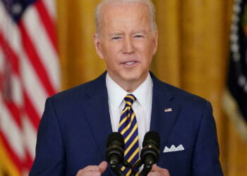 بايدن يعلن عن أول مجموعة عقوبات على روسيا ويؤكد إن الولايات المتحدة ستواصل مساعداتها الدفاعية لأوكرانيا و”الوقت لا يزال متاحاً” للجهود الدبلوماسية ..