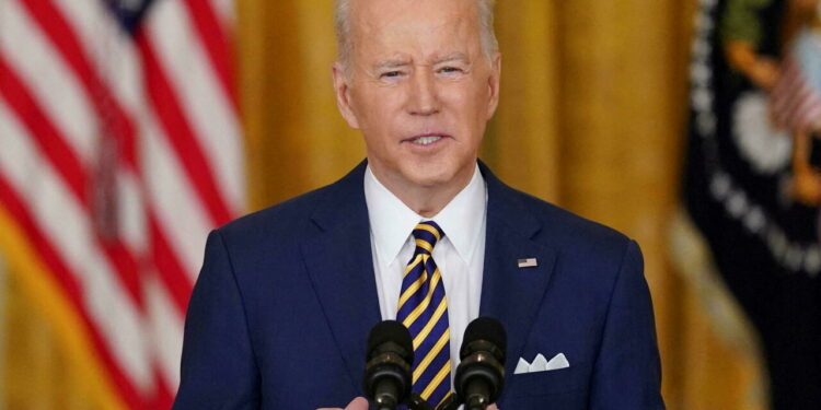 بايدن يعلن عن أول مجموعة عقوبات على روسيا ويؤكد إن الولايات المتحدة ستواصل مساعداتها الدفاعية لأوكرانيا و”الوقت لا يزال متاحاً” للجهود الدبلوماسية ..