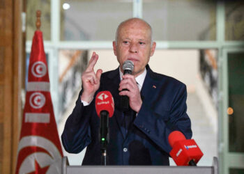 الرئيس التونسي يعلن حل المجلس الأعلى للقضاء ويعتبره في عداد الماضي