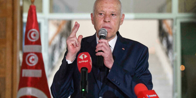 الرئيس التونسي يعلن حل المجلس الأعلى للقضاء ويعتبره في عداد الماضي