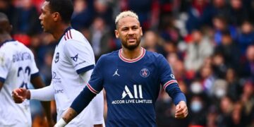 “يصل مخمورا للتدريبات”.. إتهامات لنيمار بـ”تدمير” سان جرمان…!!!