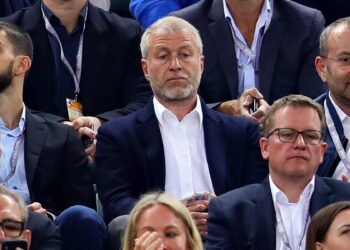 بعد فرض عقوبات على عدة شخصيات روسية  مقربة من بوتين منهم أبراموفيتش مالك نادي تشلسي.. هل سيكون النادي ملكا للحكومة البريطانية لحين إيجاد مستثمر جديد غير روسي …؟؟؟