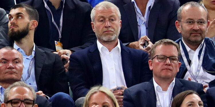 بعد فرض عقوبات على عدة شخصيات روسية  مقربة من بوتين منهم أبراموفيتش مالك نادي تشلسي.. هل سيكون النادي ملكا للحكومة البريطانية لحين إيجاد مستثمر جديد غير روسي …؟؟؟