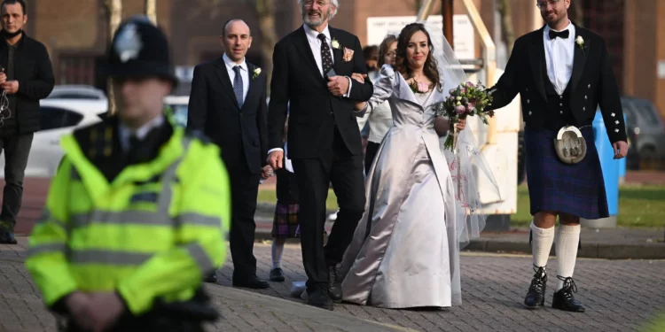 حب في الزنزانة.. أسانج مؤسس ويكيليكس يتزوج صديقته رسميا في سجنه بلندن