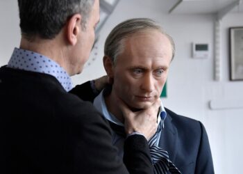 بوتين يتقدّم نحو كييف.. ومتحف في باريس يفصل رأس تمثاله عن جسده وملياردير روسي يضع جائزة مليون دولار للقبض على الرئيس الروسي …!!!!