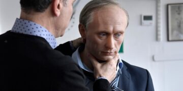 بوتين يتقدّم نحو كييف.. ومتحف في باريس يفصل رأس تمثاله عن جسده وملياردير روسي يضع جائزة مليون دولار للقبض على الرئيس الروسي …!!!!