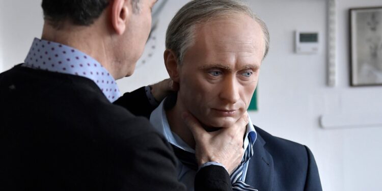 بوتين يتقدّم نحو كييف.. ومتحف في باريس يفصل رأس تمثاله عن جسده وملياردير روسي يضع جائزة مليون دولار للقبض على الرئيس الروسي …!!!!