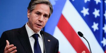 بلينكن يجري إتصالا هاتفيا مع وزير الخارجية الصيني بشأن الحرب في أوكرانيا ويتعهد من بولندا بتقديم مزيد من المساعدات للاجئين الأوكرانيين بتخصيص 2,75 مليار دولار ويتهم روسيا بإرتكاب “جرائم حرب”