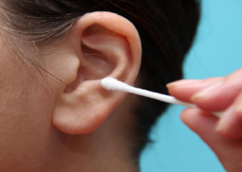 طبيب روسي يكشف خطورة تنظيف الأذنين بالعيدان القطنية