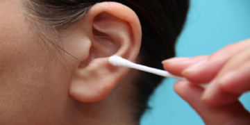 طبيب روسي يكشف خطورة تنظيف الأذنين بالعيدان القطنية