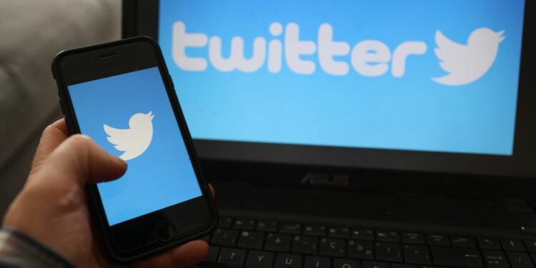 بعد “فيسبوك”.. روسيا تعلن بدء حجب “تويتر”
