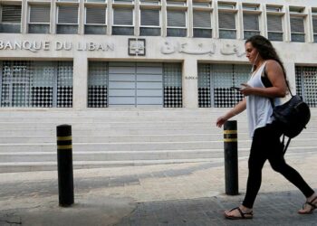 النائب العام اللبناني يصدر أمرا بحظر سفر رؤساء خمسة بنوك