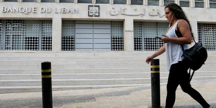 النائب العام اللبناني يصدر أمرا بحظر سفر رؤساء خمسة بنوك