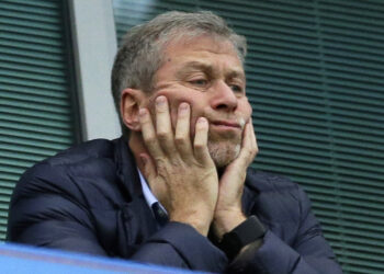 بريطانيا تفرض عقوبات على 7 أثرياء روس منهم مالك نادي تشيلسي