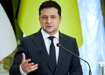 الرئيس الأوكراني تحدث إلى بايدن وناقشا الأمن والدعم المالي ويحث مواطنيه على طرد القوات الروسية خارج البلاد ويدعو الشعب الروسي للتظاهر ضد الحرب