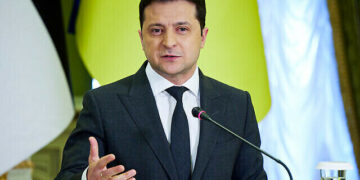 الرئيس الأوكراني تحدث إلى بايدن وناقشا الأمن والدعم المالي ويحث مواطنيه على طرد القوات الروسية خارج البلاد ويدعو الشعب الروسي للتظاهر ضد الحرب