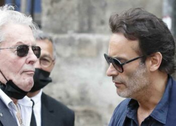 نهاية صادمة لساحر النساء .. من رومي شنيدر وناتالي أم أنطوني وآخرهن يابانية وقفت بجانبه خلال مرضهألان ديلون يطلب من إبنه تنظيم رحيله بطريقة “الموت الرحيم “…!!!