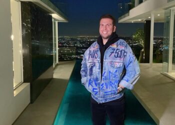 ثروة مؤسس شركة Fashion Nova تتجاوز المليار دولار بفضل الأزياء السريعة