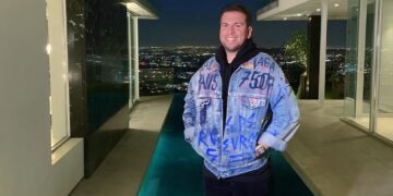 ثروة مؤسس شركة Fashion Nova تتجاوز المليار دولار بفضل الأزياء السريعة