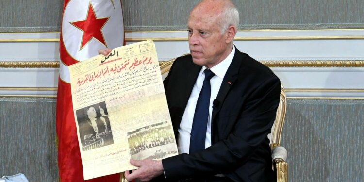 الرئيس التونسي يربط إنتهاء الفترة الاستثنائية بتنفيذ خارطة الطريق
