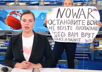 الصحافية الروسية الرافضة للحرب أعلنت إستقالتها من القناة ودفعت الغرامة للمحكمة ومهددة بالسجن وترفض عرض فرنسا لمنحها اللجوء