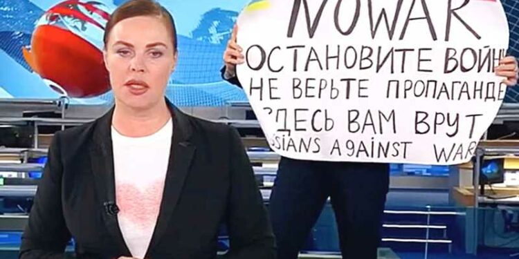 الصحافية الروسية الرافضة للحرب أعلنت إستقالتها من القناة ودفعت الغرامة للمحكمة ومهددة بالسجن وترفض عرض فرنسا لمنحها اللجوء