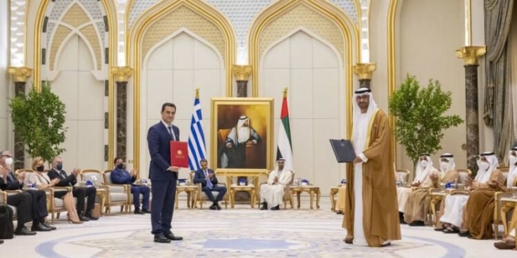 محمد بن زايد وميتسوتاكيس يشهدان تبادل مذكرات واتفاقيات تعاون بين الإمارات واليونان