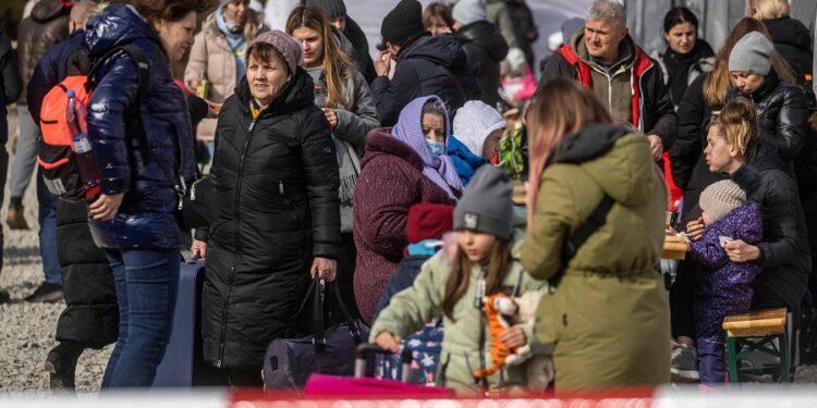 ذا غارديان: بريطانيا تدرس ترحيل اللاجئين الأوكرانيين الذين دخلوا البلاد عبر إيرلندا إلى رواندا