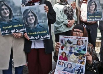 صحيفة عبرية تفضح إسرائيل في جريمة إغتيال شيرين أبو عاقلة وتكشف عن الجهة التي أطلقت الرصاص (الدوفدوفان)