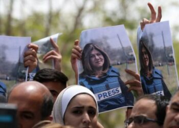 آخر تطورات جريمة اغتيال “أبو عاقلة”.. صحيفة عبرية تكشف عن رواية جديدة للقاتل ودعوات متصاعدة لإجراء تحقيق شفاف وعادل والسلطة الفلسطينية ترفض تسليم الأدلة لإسرائيل