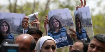 آخر تطورات جريمة اغتيال “أبو عاقلة”.. صحيفة عبرية تكشف عن رواية جديدة للقاتل ودعوات متصاعدة لإجراء تحقيق شفاف وعادل والسلطة الفلسطينية ترفض تسليم الأدلة لإسرائيل