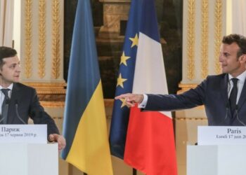 ماكرون وعد زيلينسكي بزيادة إمدادات الأسلحة الفرنسية وبحثا إعداد الحزمة السادسة من عقوبات الاتحاد الأوروبي على روسيا.. وموسكو تقول إن مئات الأوكرانيين إستسلموا في آزوفستال