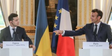 ماكرون وعد زيلينسكي بزيادة إمدادات الأسلحة الفرنسية وبحثا إعداد الحزمة السادسة من عقوبات الاتحاد الأوروبي على روسيا.. وموسكو تقول إن مئات الأوكرانيين إستسلموا في آزوفستال