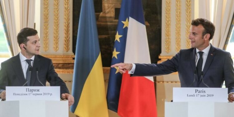 ماكرون وعد زيلينسكي بزيادة إمدادات الأسلحة الفرنسية وبحثا إعداد الحزمة السادسة من عقوبات الاتحاد الأوروبي على روسيا.. وموسكو تقول إن مئات الأوكرانيين إستسلموا في آزوفستال