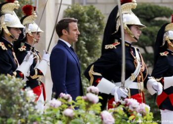 خلال أدائه اليمين الدستورية.. ماكرون يتعهد بقيادة فرنسا “بأسلوب جديد” خلال فترته الثانية.. وخصومه السياسيون يبدأون حملتهم للانتخابات التشريعية الشهر المقبل