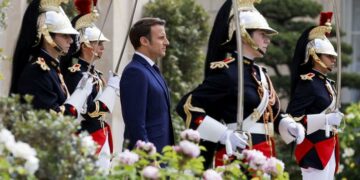 خلال أدائه اليمين الدستورية.. ماكرون يتعهد بقيادة فرنسا “بأسلوب جديد” خلال فترته الثانية.. وخصومه السياسيون يبدأون حملتهم للانتخابات التشريعية الشهر المقبل