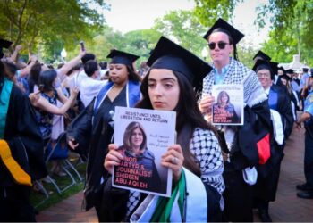 طالبة فلسطينية ترفض مصافحة بلينكن وتطلب العدالة لشيرين في حفل تخرجها